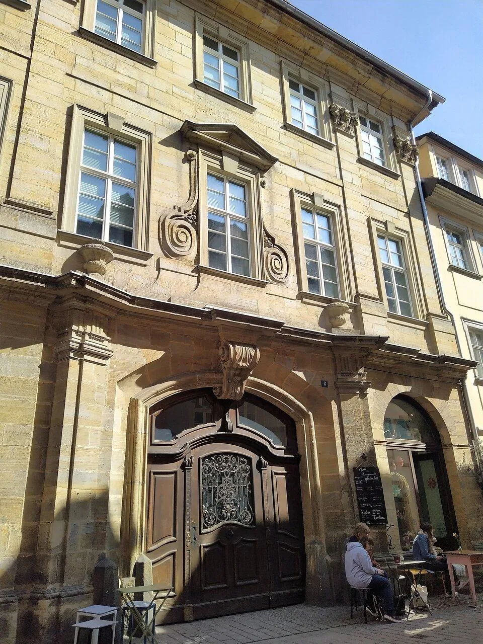 Barocke Sandsteinfassade der La Cantina in der Oberen Sandstraße Bamberg