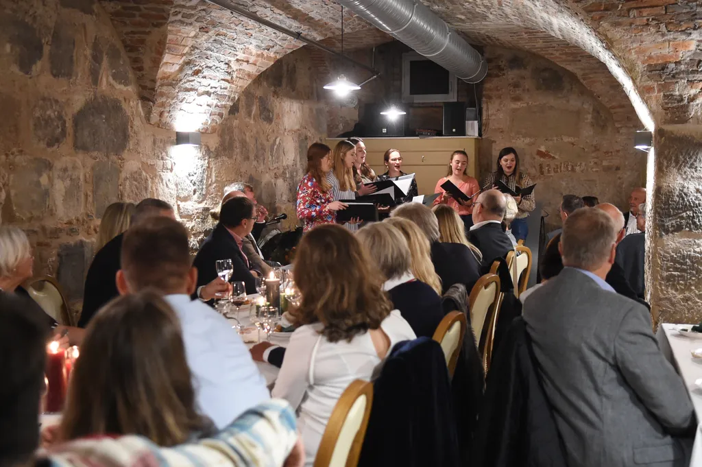 Kerzenbeleuchteter Gewölbekeller der La Cantina mit festlich gedeckter Tafel