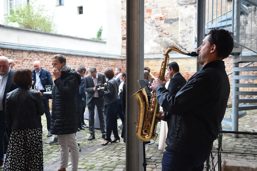 Live-Musiker mit Saxophon bei einem Event in der La Cantina
