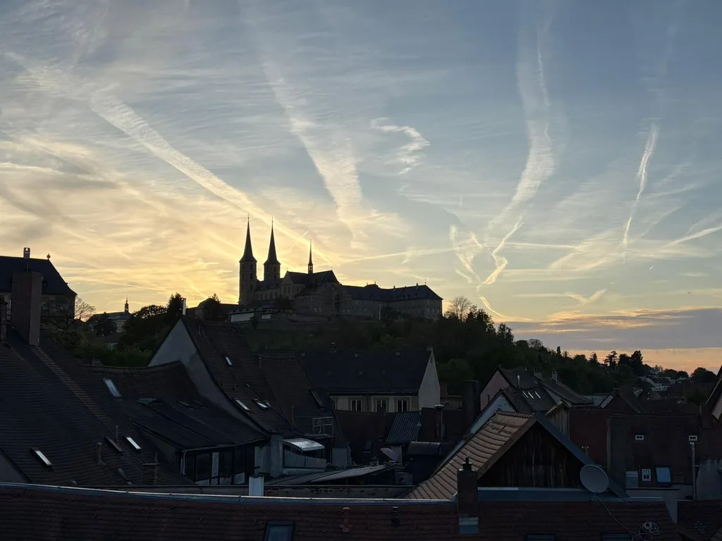 Dachterrasse der La Cantina mit Blick auf Bamberg und den Michaelsberg im Sonnenuntergang